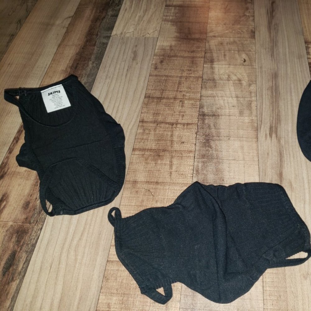 Skims Onyx Black Face Mask Kim Kardashian
